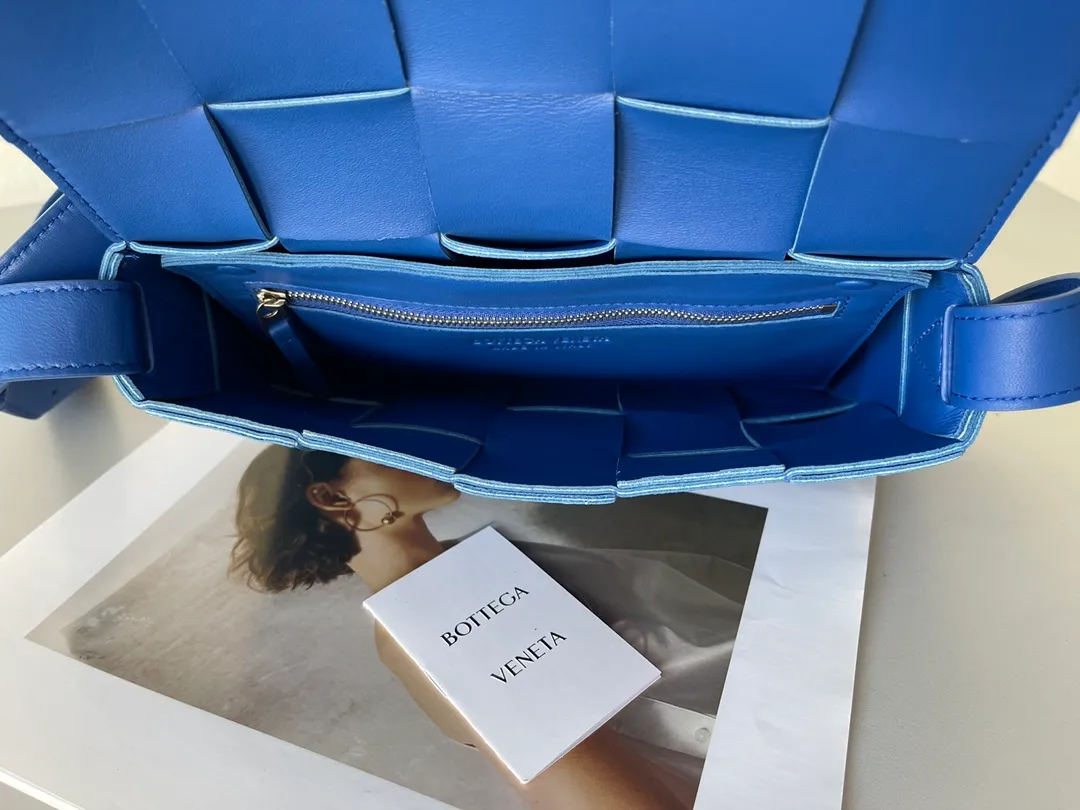 Cassette woven handbag~~~2021 latest version original 100% sheepskin, with the latest triangular stitching on the side, updated simultaneously with the authentic version, the simple square shape creates an elegant visual effect, the soft leather texture, low-key presents the essence of the brand, the bohemian and frigid style is fashionable and advanced. Size: 23cm*15cm*6cm